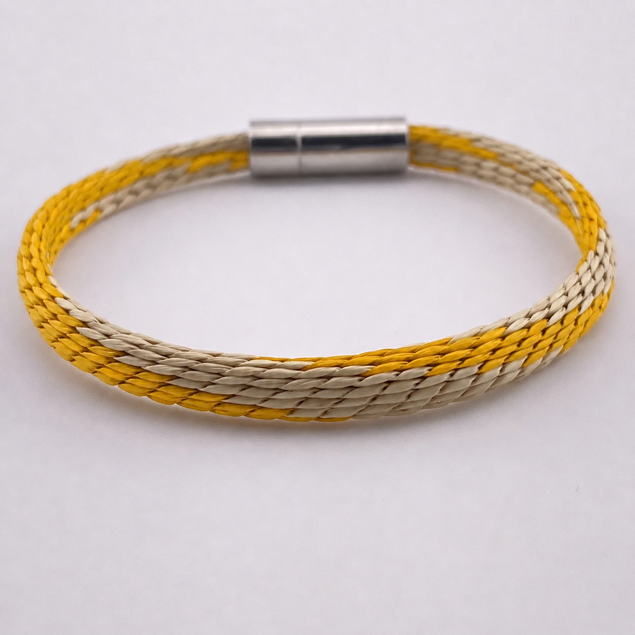 Abomey Armband Gelb – Geflochten & weit gestreift, Naturgras, Handarbeit aus Afrika, nachhaltig, Magnetverschluss | ABENIN