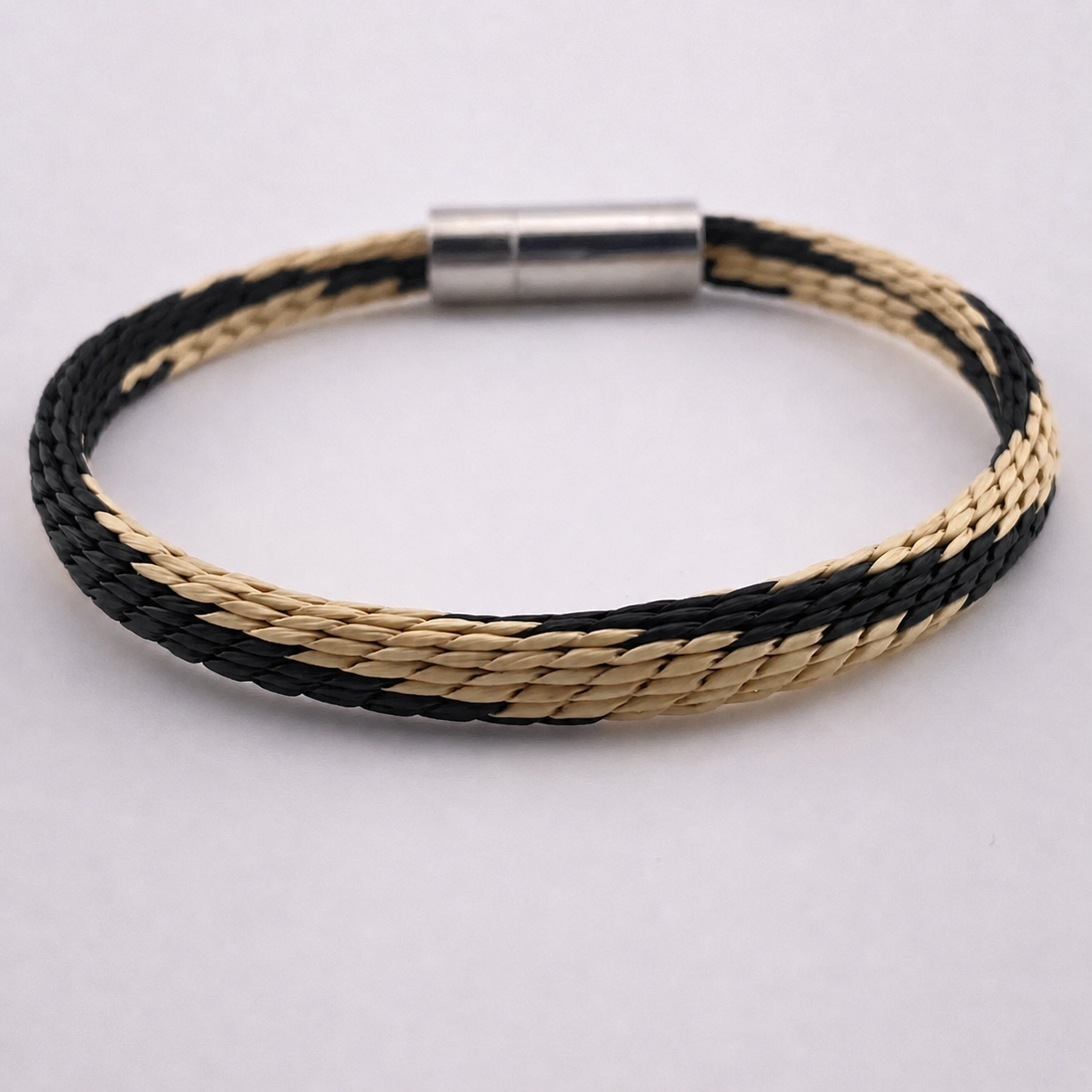 Abomey Armband Schwarz – Geflochten & weit gestreift, Naturgras, Handarbeit aus Afrika, nachhaltig, Magnetverschluss | ABENIN