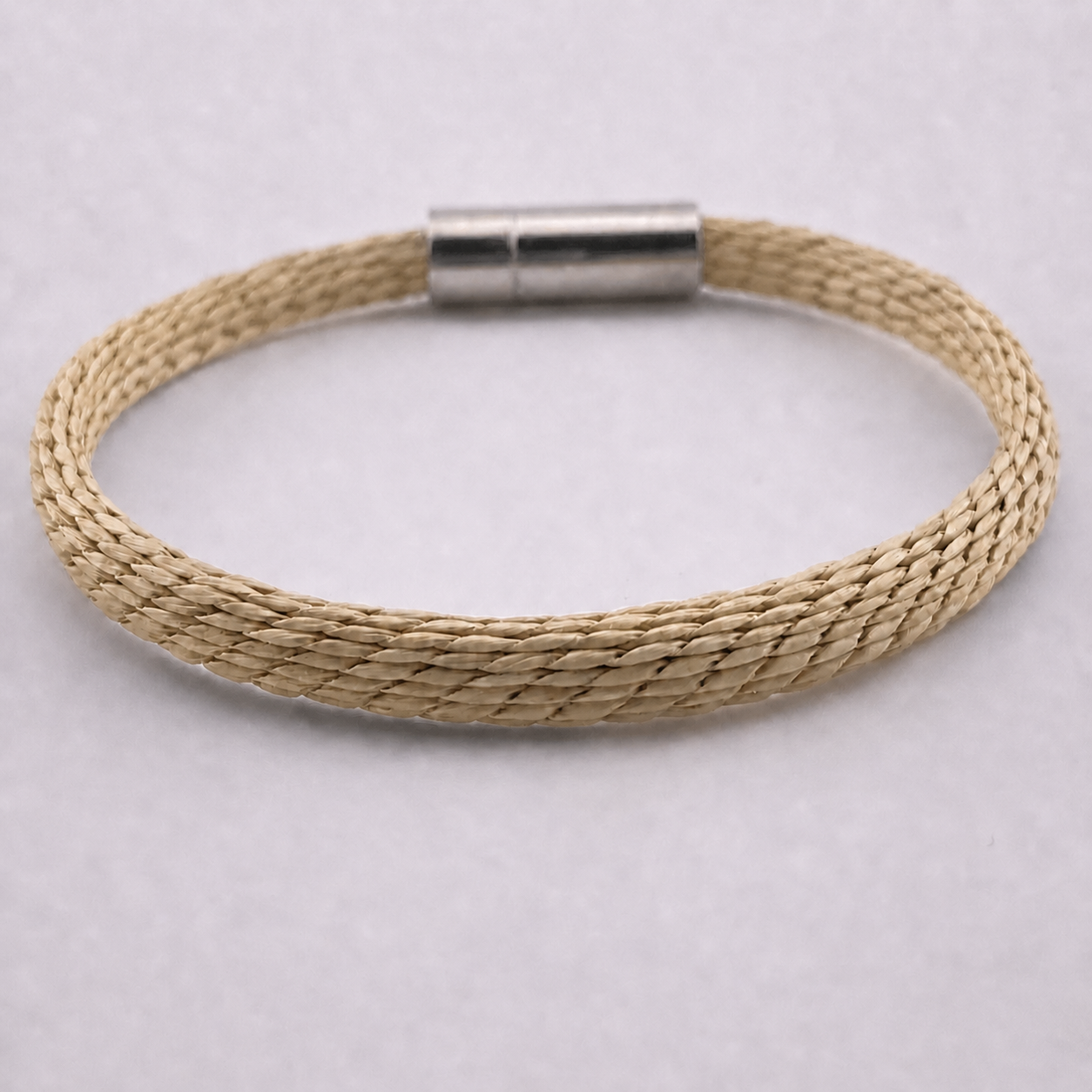 Allada Armband Beige – Geflochten, einfarbig, Naturgras, Handarbeit aus Afrika, nachhaltig, Magnetverschluss | ABENIN