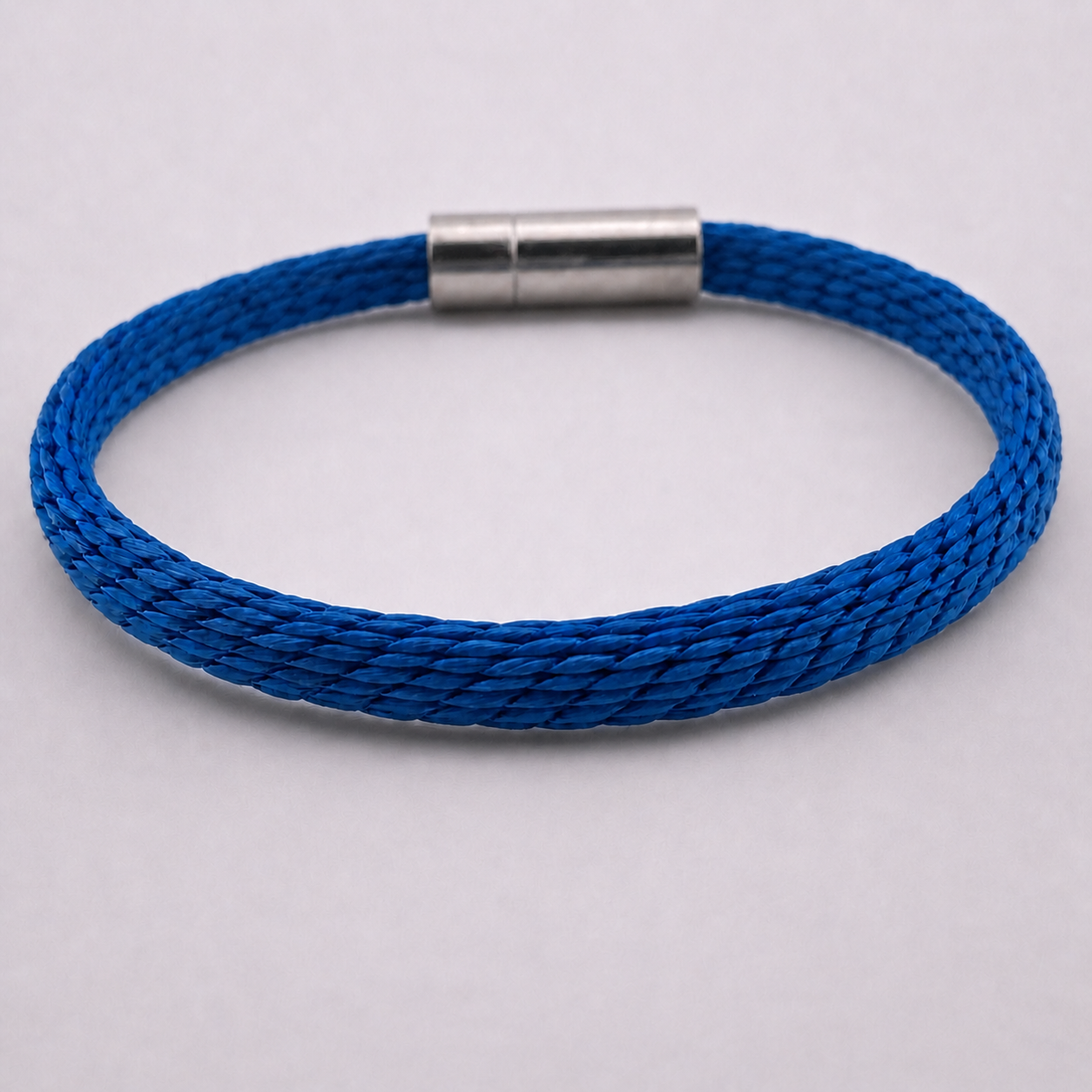 Allada Armband Blau – Geflochten, einfarbig, Naturgras, Handarbeit aus Afrika, nachhaltig, Magnetverschluss | ABENIN