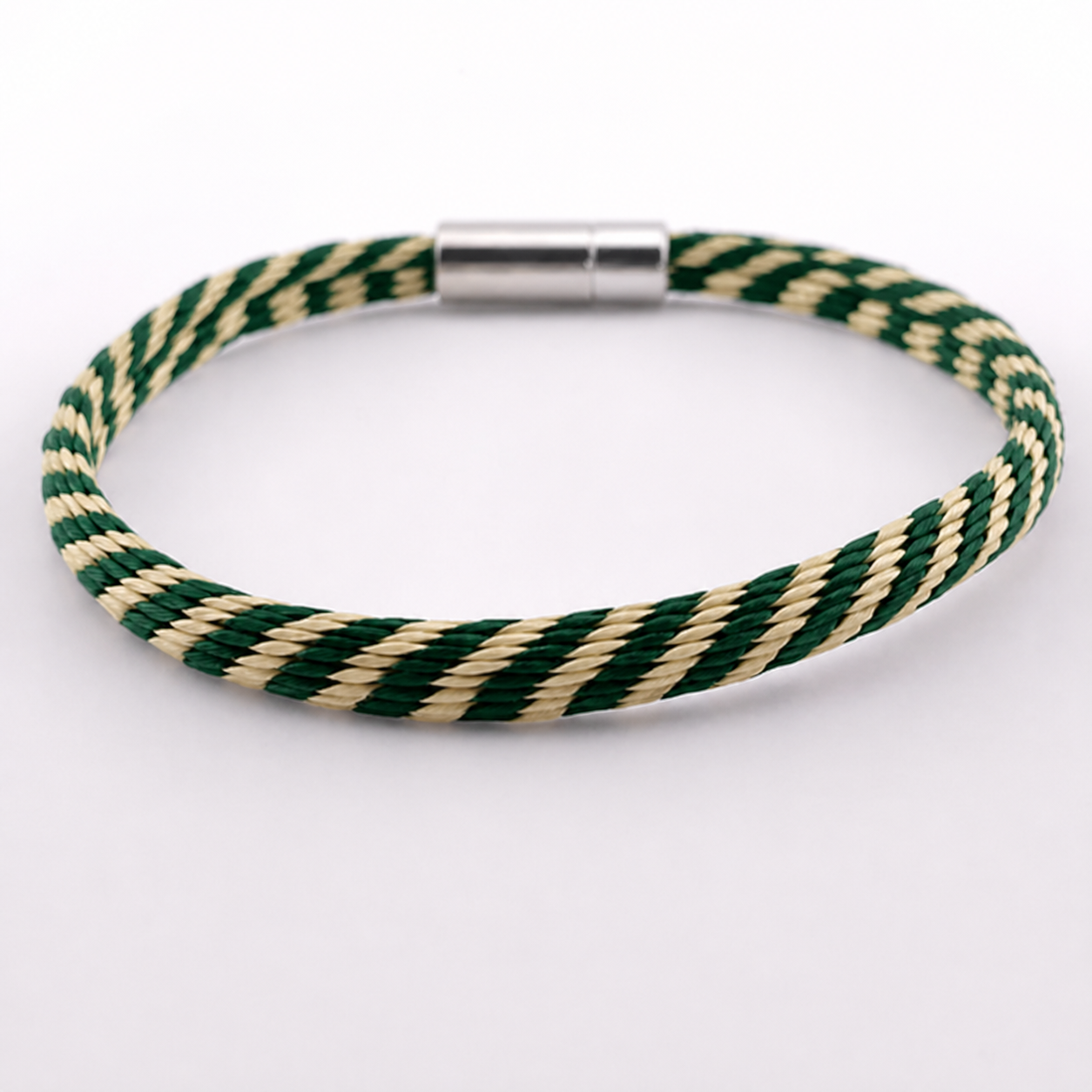 Ouidah Armband Grün – Geflochten & eng gestreift, Naturgras, Handarbeit aus Afrika, nachhaltig, Magnetverschluss | ABENIN