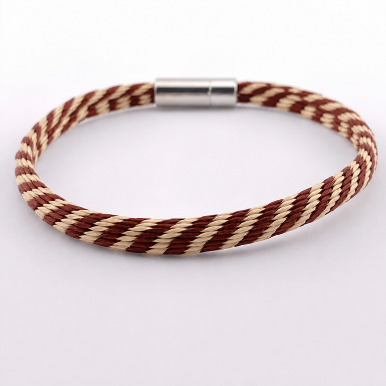 Ouidah Armband Rot – Geflochten & eng gestreift, Naturgras, Handarbeit aus Afrika, nachhaltig, Magnetverschluss | ABENIN