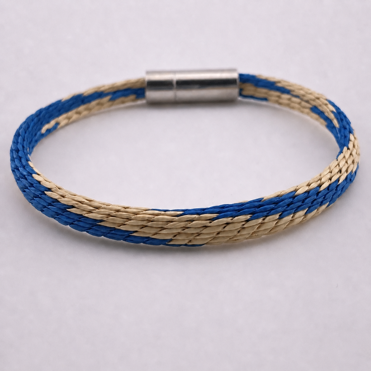 Abomey Armband Blau – Geflochten & weit gestreift, Naturgras, Handarbeit aus Afrika, nachhaltig, Magnetverschluss | ABENIN