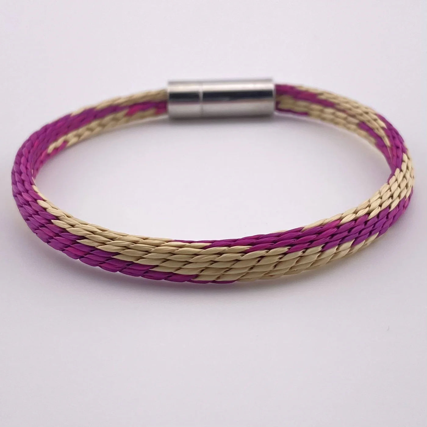 Abomey Armband Pink – Geflochten & weit gestreift, Naturgras, Handarbeit aus Afrika, nachhaltig, Magnetverschluss | ABENIN