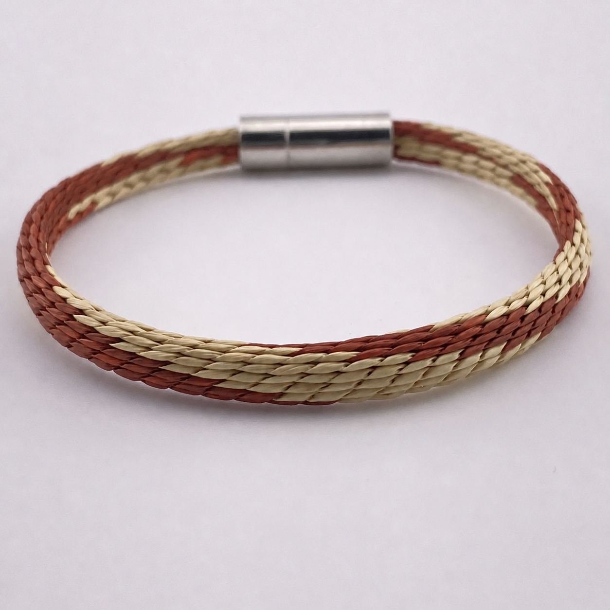 Abomey Armband Rot – Geflochten & weit gestreift, Naturgras, Handarbeit aus Afrika, nachhaltig, Magnetverschluss | ABENIN