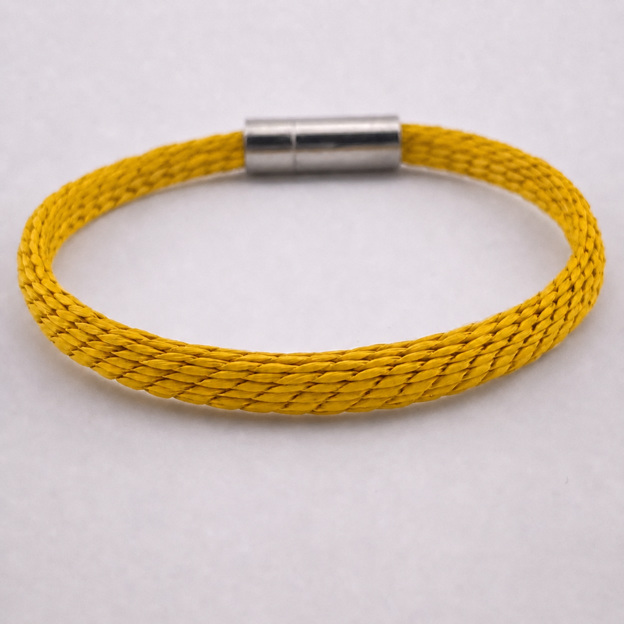 Allada Armband Gelb – Geflochten, einfarbig, Naturgras, Handarbeit aus Afrika, nachhaltig, Magnetverschluss | ABENIN