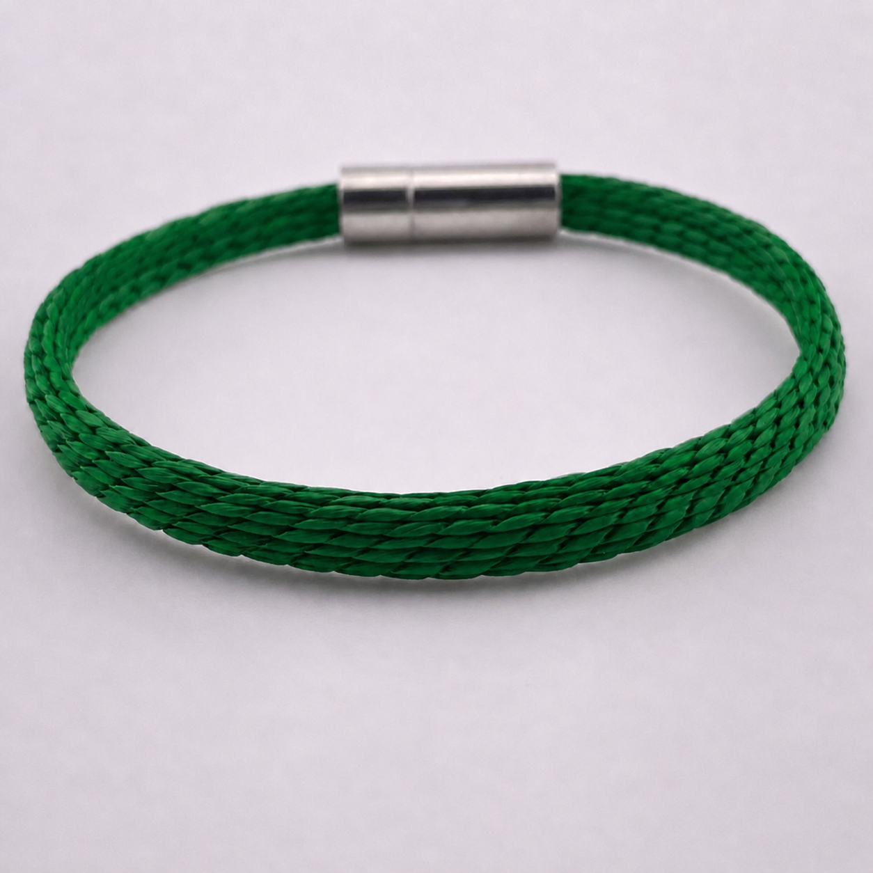 Allada Armband Grün – Geflochten, einfarbig, Naturgras, Handarbeit aus Afrika, nachhaltig, Magnetverschluss | ABENIN