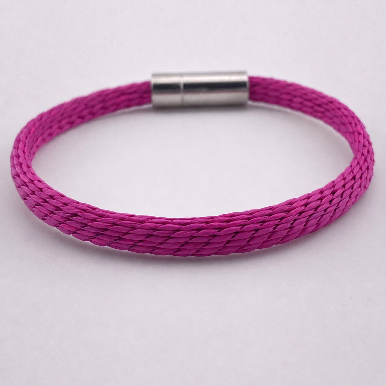 Allada Armband Pink – Geflochten, einfarbig, Naturgras, Handarbeit aus Afrika, nachhaltig, Magnetverschluss | ABENIN
