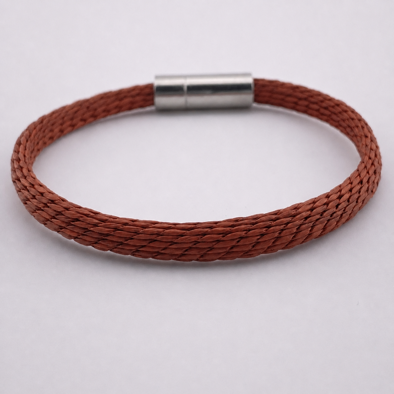 Allada Armband Rot – Geflochten, einfarbig, Naturgras, Handarbeit aus Afrika, nachhaltig, Magnetverschluss | ABENIN