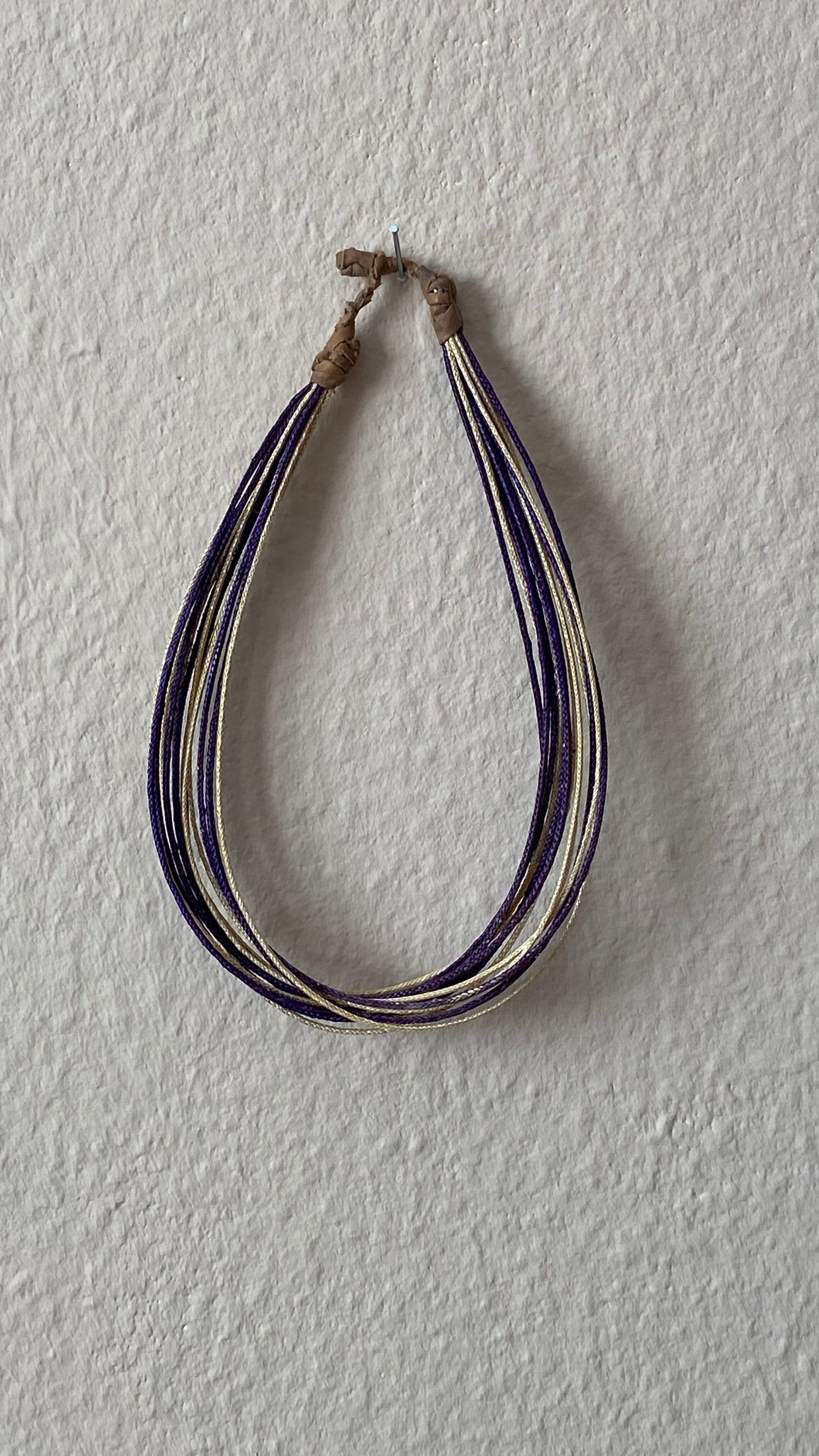 Moumi Halskette von ABENIN – handgefertigter Schmuck aus geflochtenem Natur- und blaumem Gras mit hellem Lederabschluss. Fair produzierter Grasschmuck aus Benin – farbenfroh, stilvoll, verantwortungsvoll.