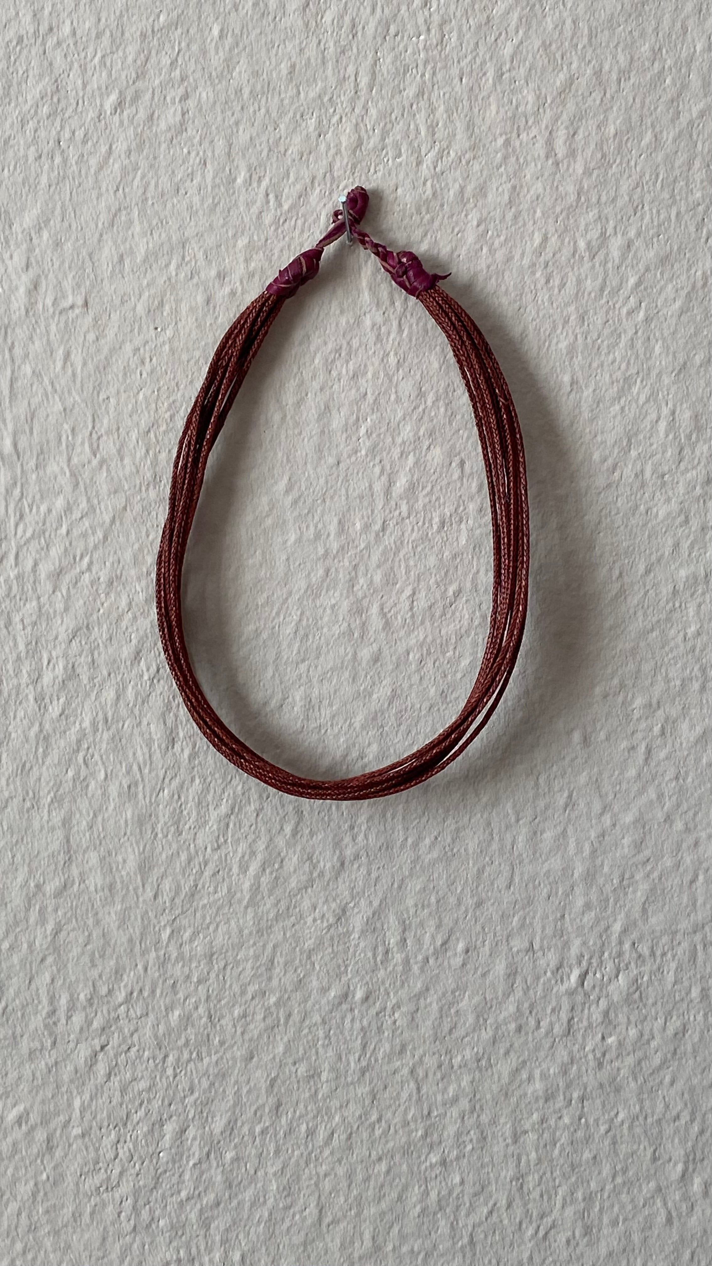 Moumi Halskette von ABENIN – handgefertigter Schmuck aus feinem, rostrot gefärbtem Naturgras mit Lederdetails. Fair Trade Halskette aus Benin – kraftvoll, schlicht und nachhaltig.
