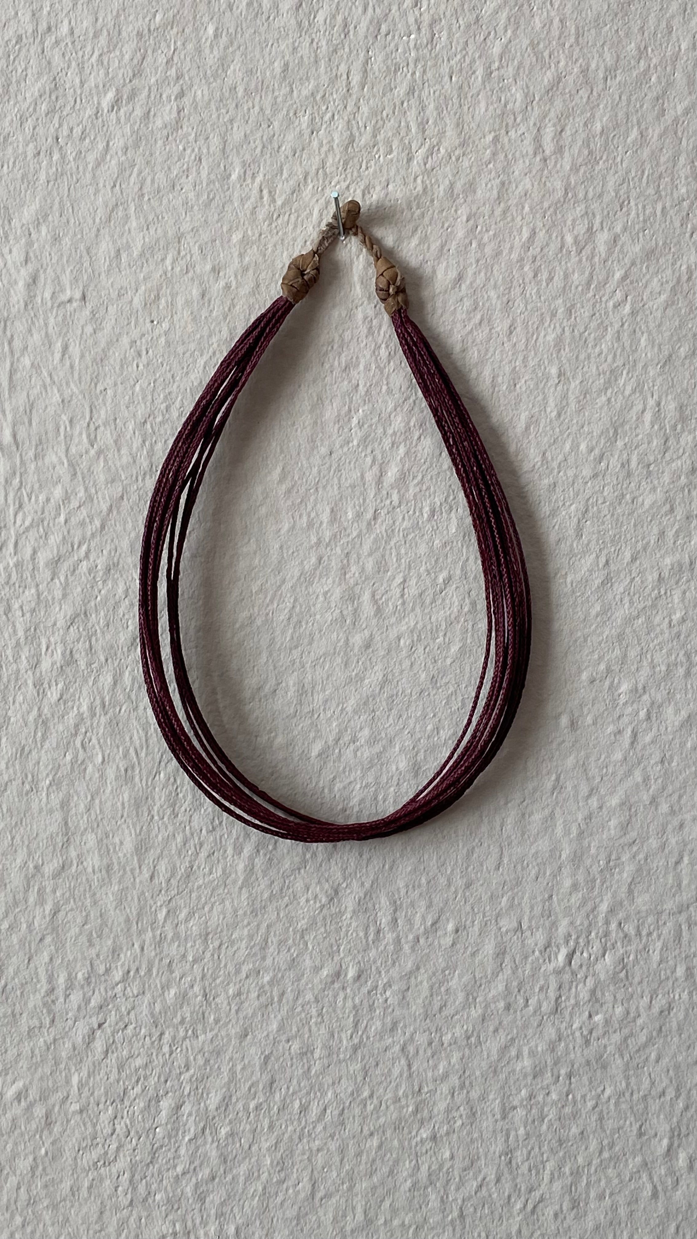 Moumi Halskette von ABENIN – handgefertigter Schmuck aus schwarzem Gras mit dezentem Lederabschluss. Fair produzierter Grasschmuck aus Benin – elegant, pur und voller Ausdruck.