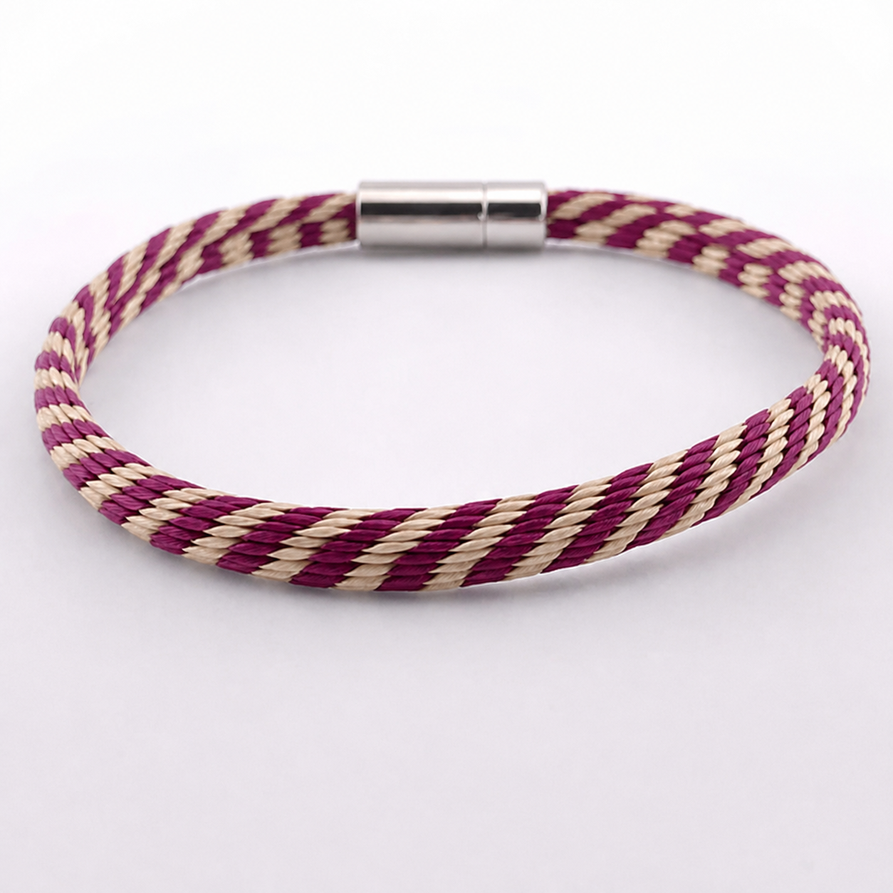 Ouidah Armband Pink – Geflochten & eng gestreift, Naturgras, Handarbeit aus Afrika, nachhaltig, Magnetverschluss | ABENIN