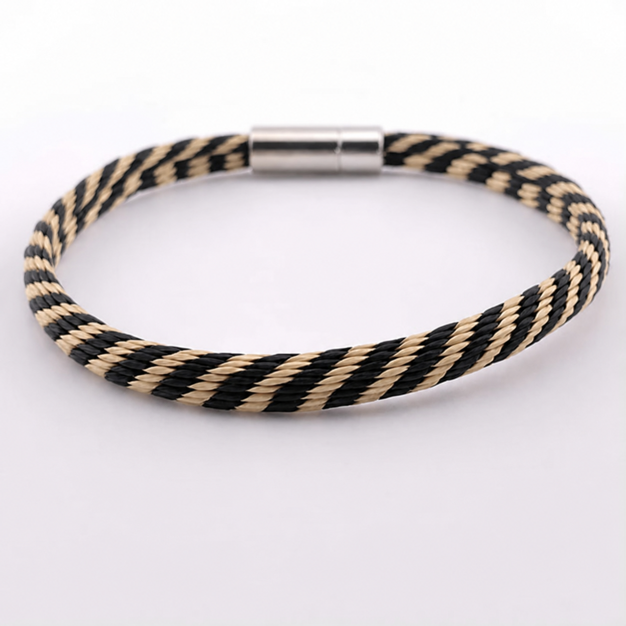 Ouidah Armband Schwarz – Geflochten & eng gestreift, Naturgras, Handarbeit aus Afrika, nachhaltig, Magnetverschluss | ABENIN